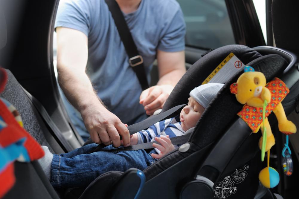 Cómo viajar en coche seguro y cómodo con un recién nacido?