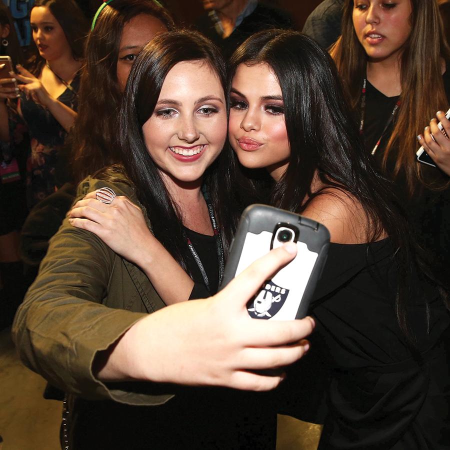 Selena con su fan
