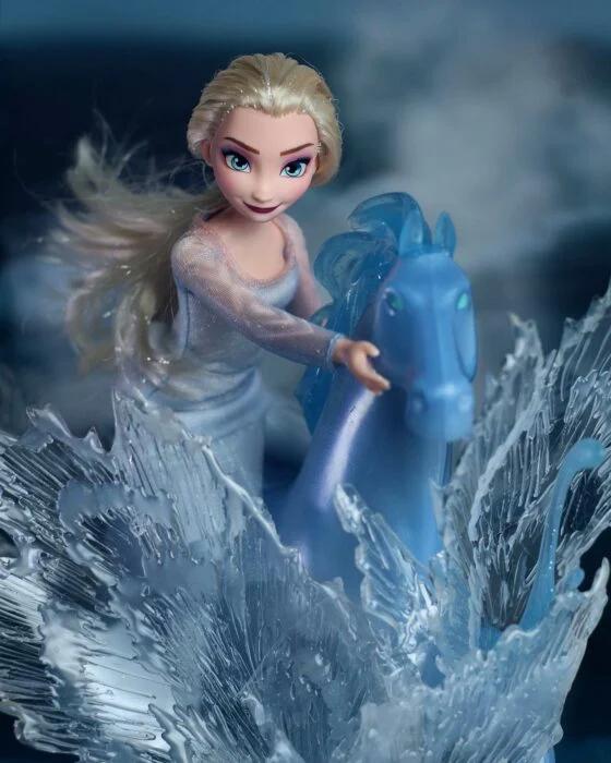 Elsa con su caballo de hielo