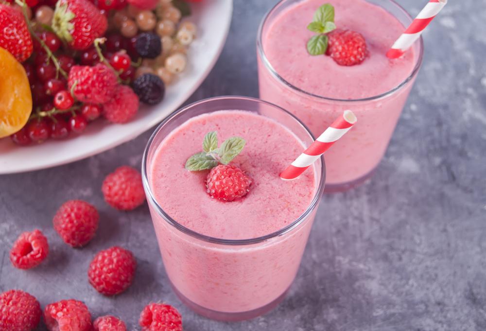 bebidas refrescantes con frutos rojos