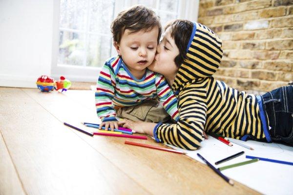 Juegos de dibujo colaborativo para fortalecer el vínculo entre hermanos