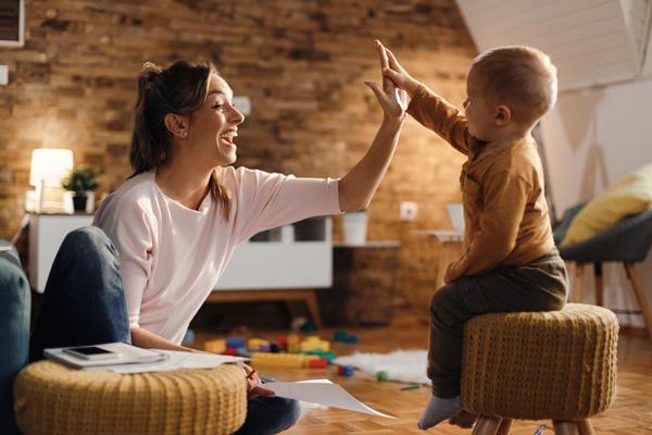 ¿Cómo ayudan los refuerzos positivos en la educación de los niños?