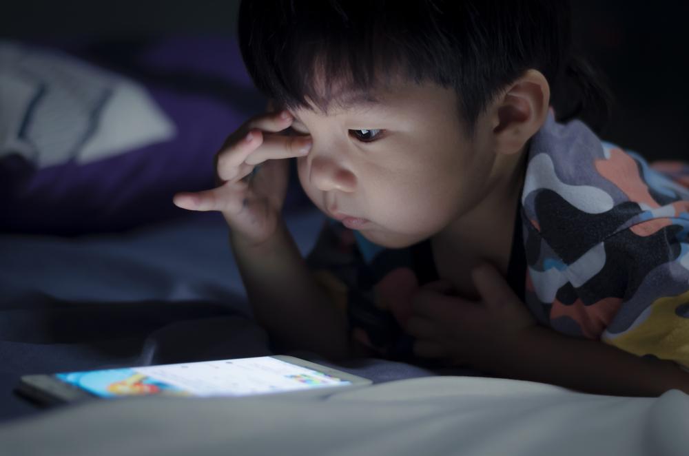 Cómo evitar la fatiga visual de los niños por el uso de pantallas