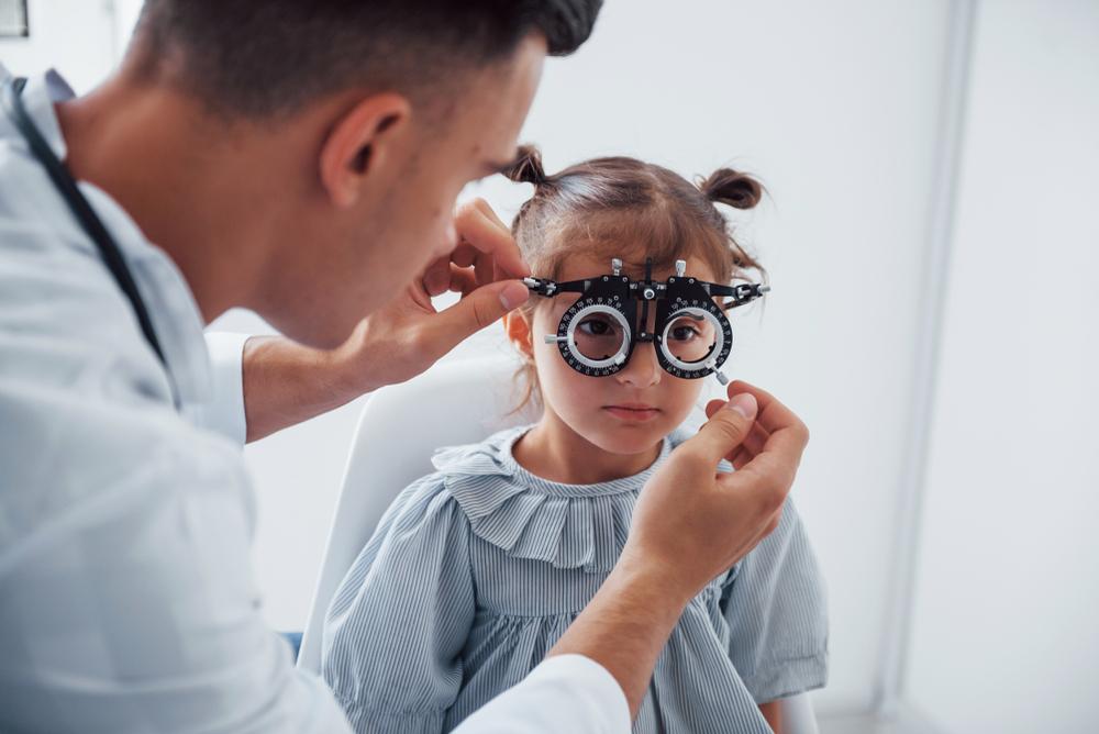 ¿A qué edad y en qué circunstancias hay que llevar a los niños al oftalmólogo?