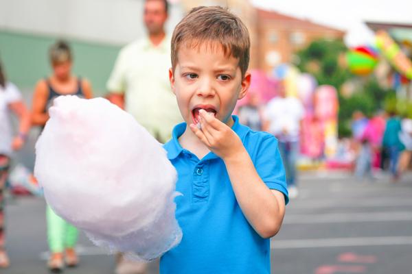 Estos son algunos alimentos que tus hijos nunca deben consumir con el estómago vacío