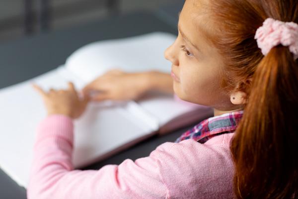 La importancia del braille para el aprendizaje de niños invidentes