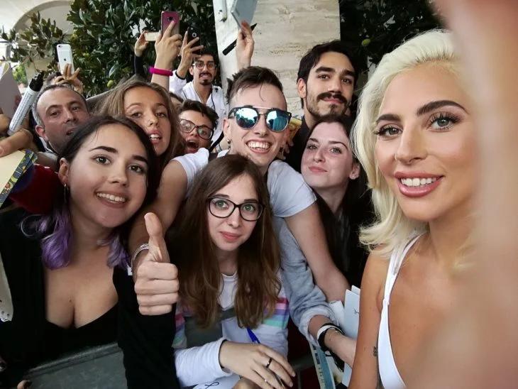 Lady Gaga tomando una selfie junto a sus fans