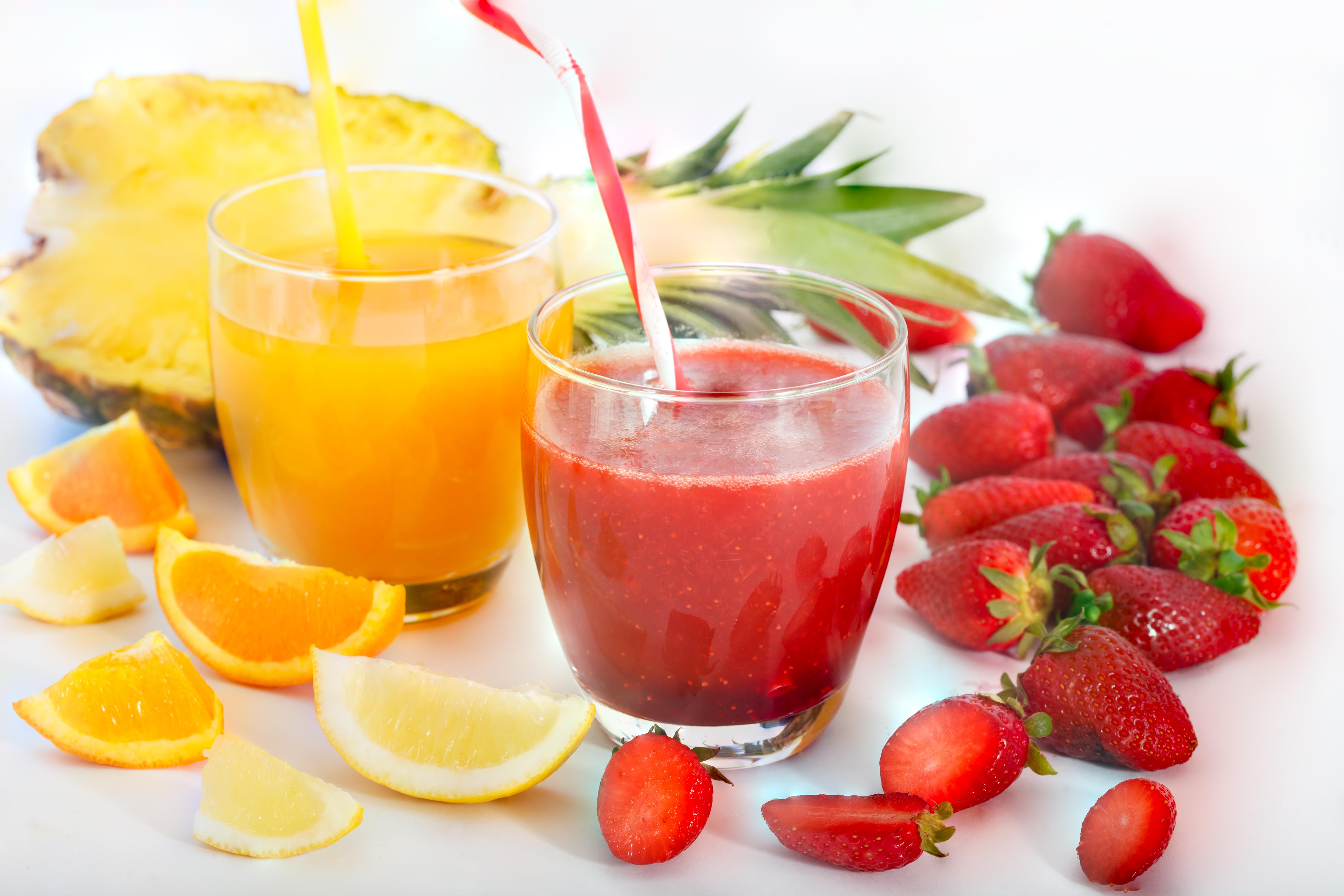 bebidas refrescantes de piña fresa y naranja