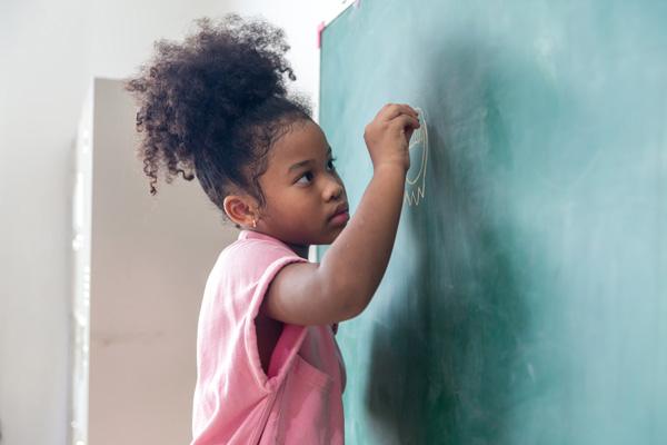 ¿Cómo ayudan los refuerzos positivos en la educación de los niños?