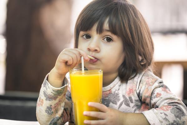 Estos son algunos alimentos que tus hijos nunca deben consumir con el estómago vacío