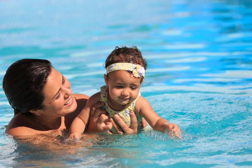La natación y los beneficios del agua para los niños