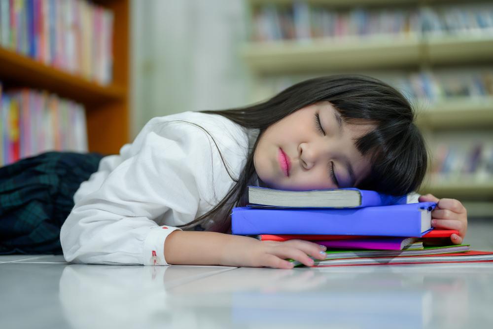 ¿Tu hijo se duerme en clase? Te contamos 6 razones y qué hacer al respecto