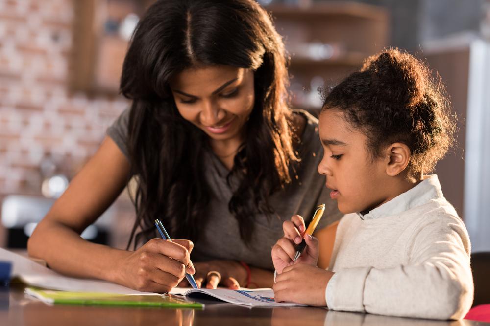 Por qué los niños que hacen los deberes con sus padres sacan peores notas