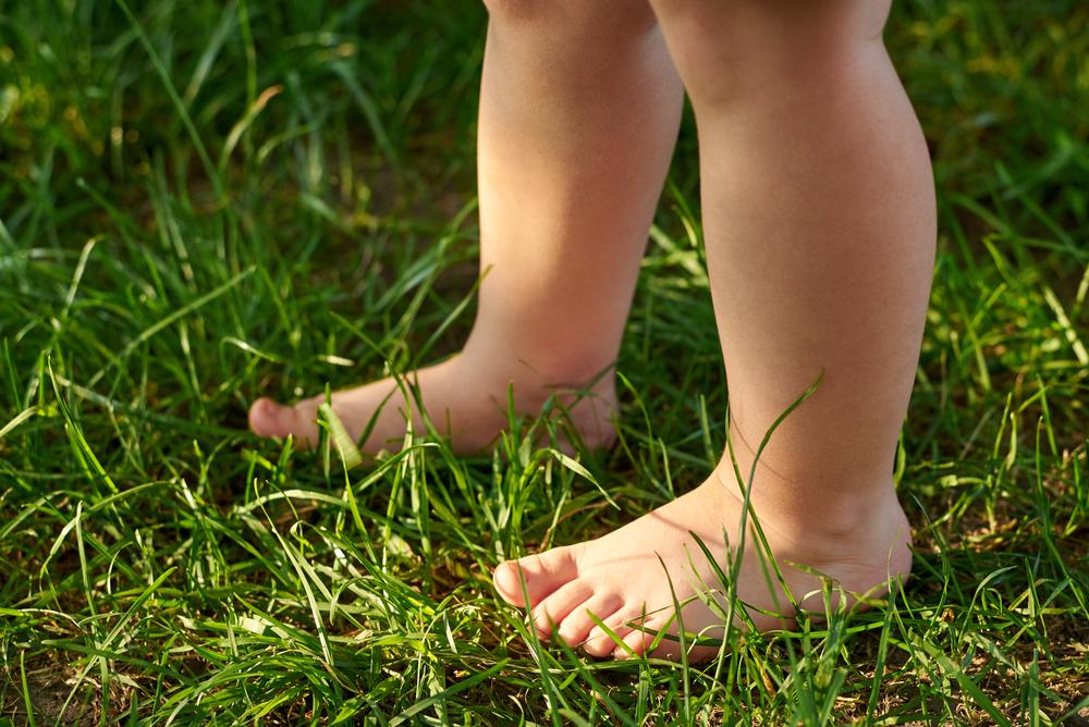 ¿Los niños realmente se enferman por caminar descalzos?