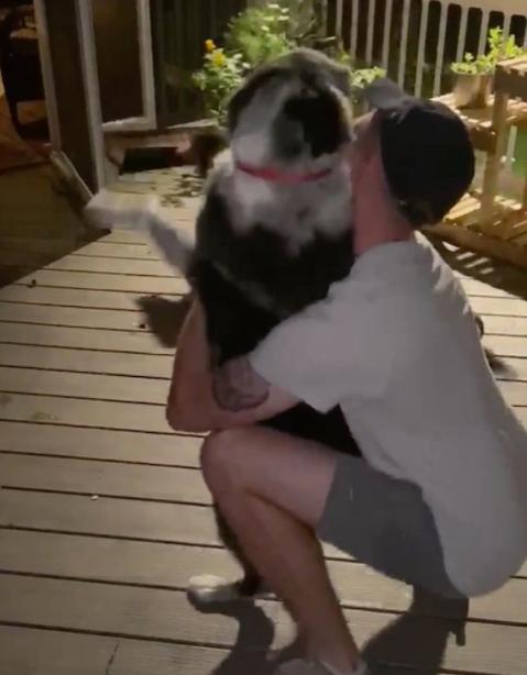 perro koda y joven militar