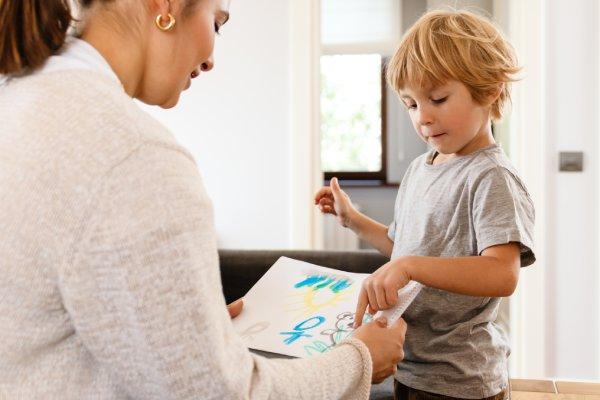 ¿Tus hijos no te cuentan cómo estuvo su día en el cole? Anímalos a dibujarlo