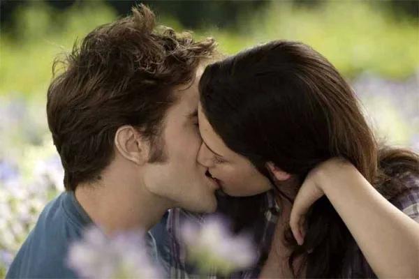 Bella and Edward Kissing: Kristen Stewart and Robert Pattinson Twilight  Romance