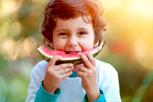 El impacto de los colores de los alimentos en la dieta de los niños
