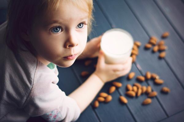Leche de vaca versus leche vegetal ¿Cuál es la mejor opción para tus hijos?