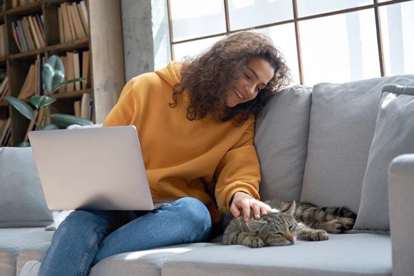 Calor, ruido, el celu, mi gato: cómo afecta el entorno tu desempeño académico