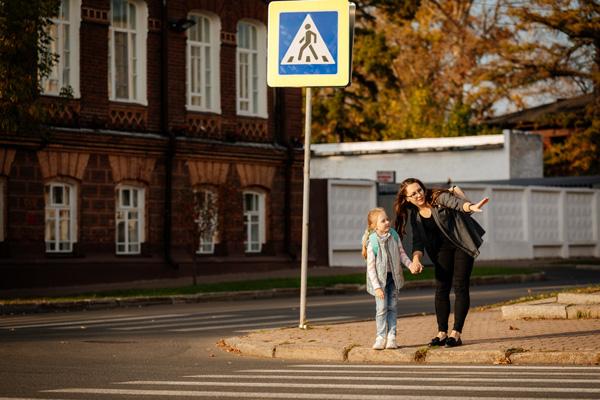 Cómo enseñarle a tus hijos a cruzar la calle: 5 consejos básicos de seguridad vial