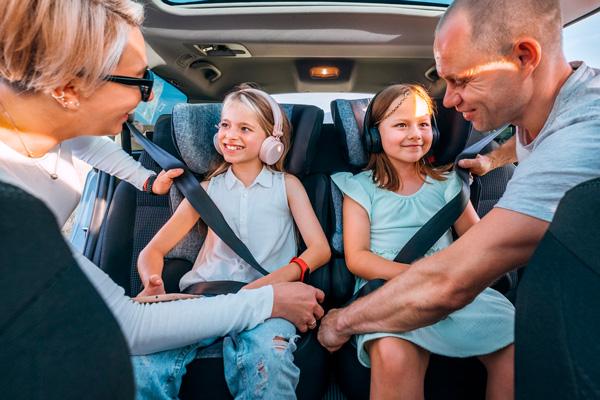 ¿Cuál es el lugar más seguro para un niño en un viaje en carro?