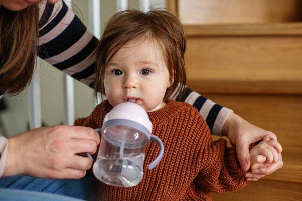 Por qué los bebés menores de 6 meses no necesitan tomar agua: Lo que todo padre debe saber