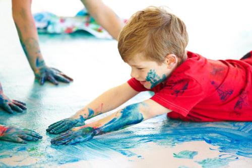Cómo elegir materiales escolares seguros para tus niños (Día del Niño, por una infancia segura y feliz)