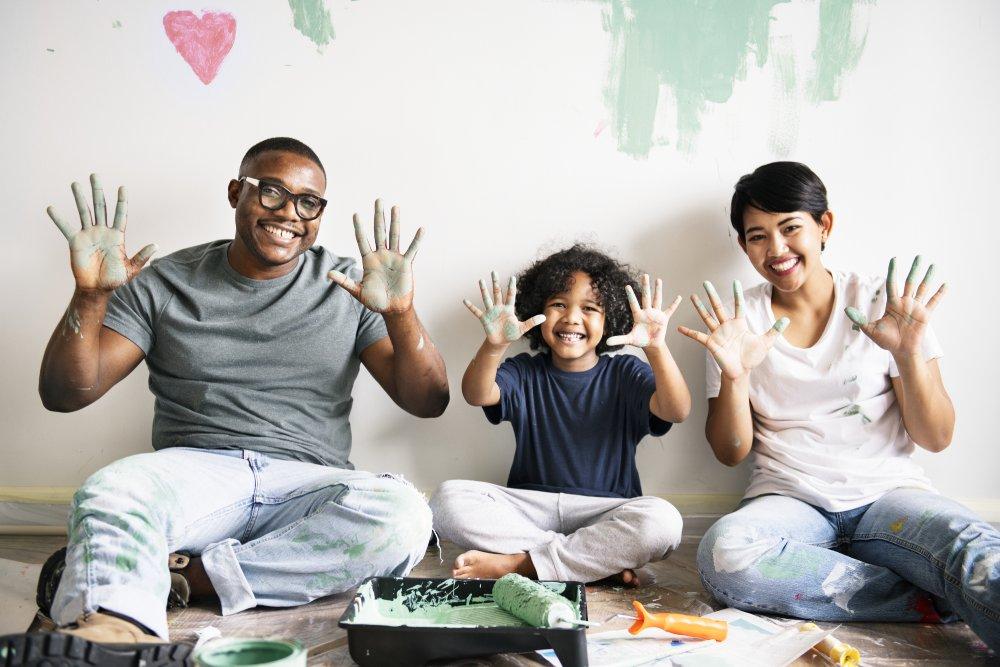 Cómo hacer un mural familiar: una experiencia creativa que une y decora